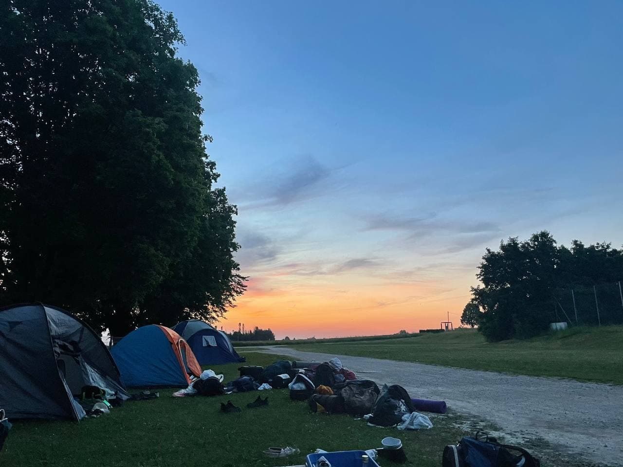 KJB Wallfahrer mit Zelten im Sonnenaufgang