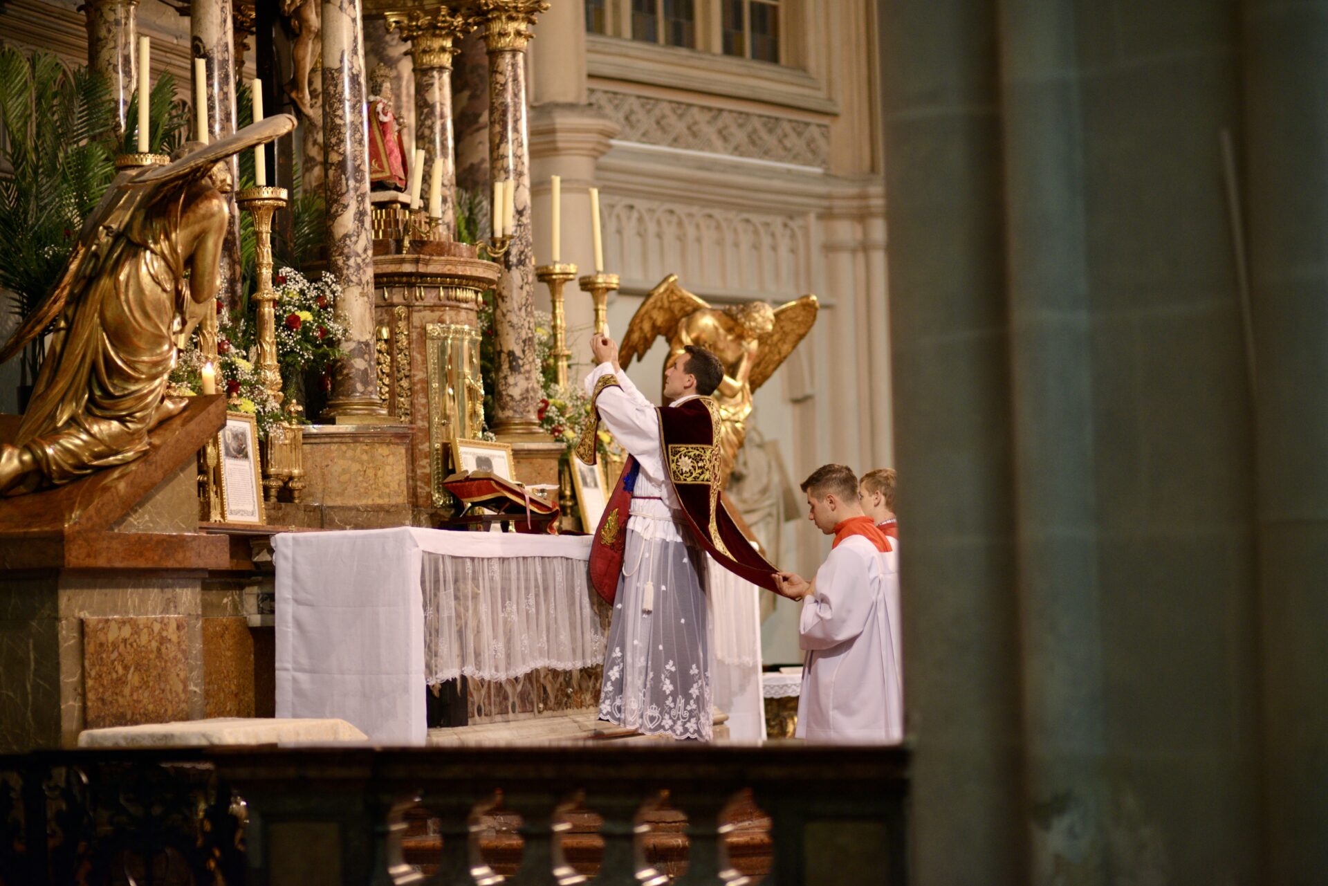 Priester beim zelebrieren der Messe
