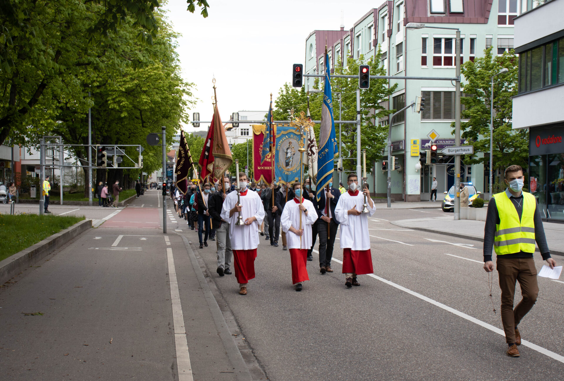 Deutschlandtreffen in Stuttgart: KJB Prozessionszug mit Fahnen und Kreuz