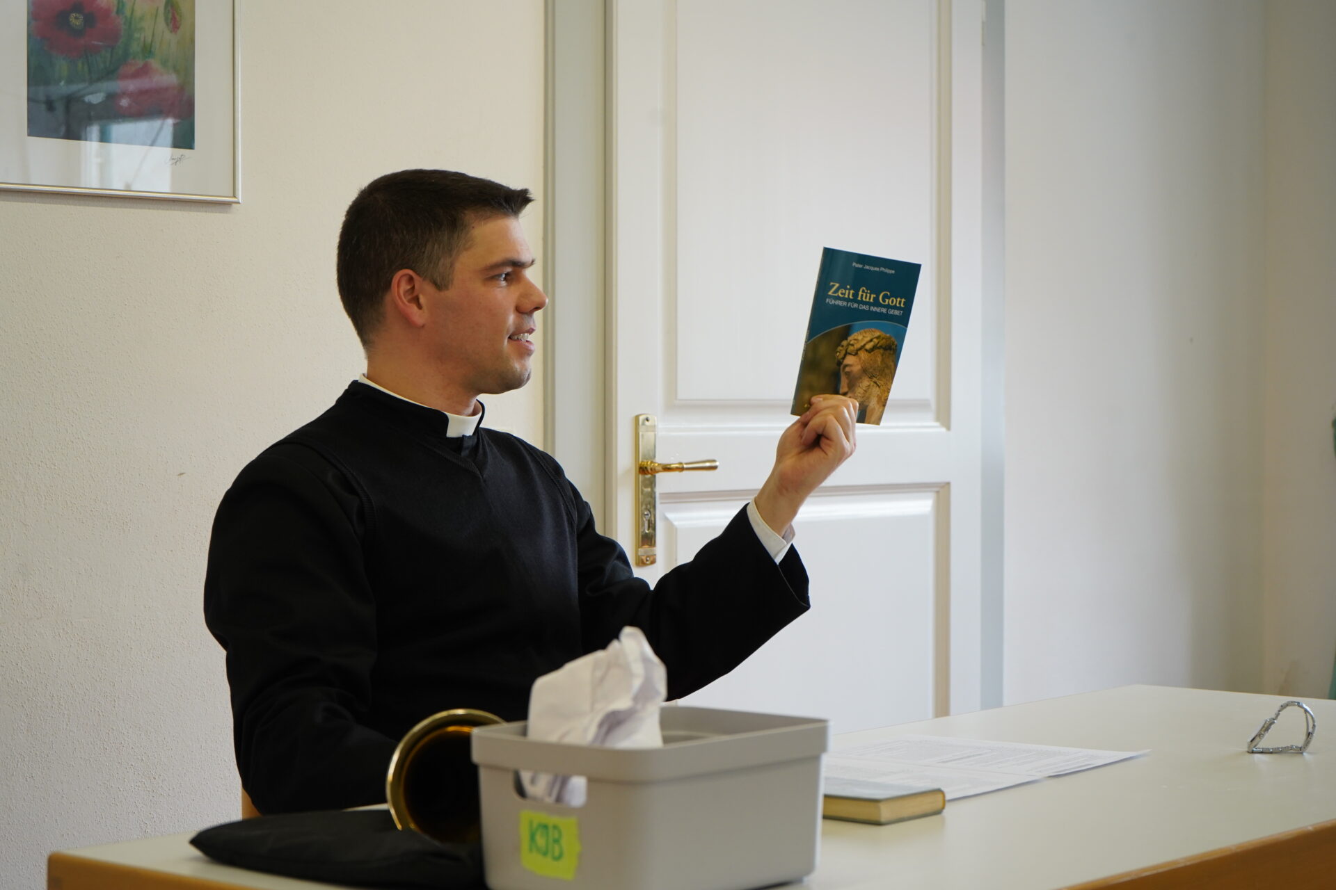 Priester mit Buch