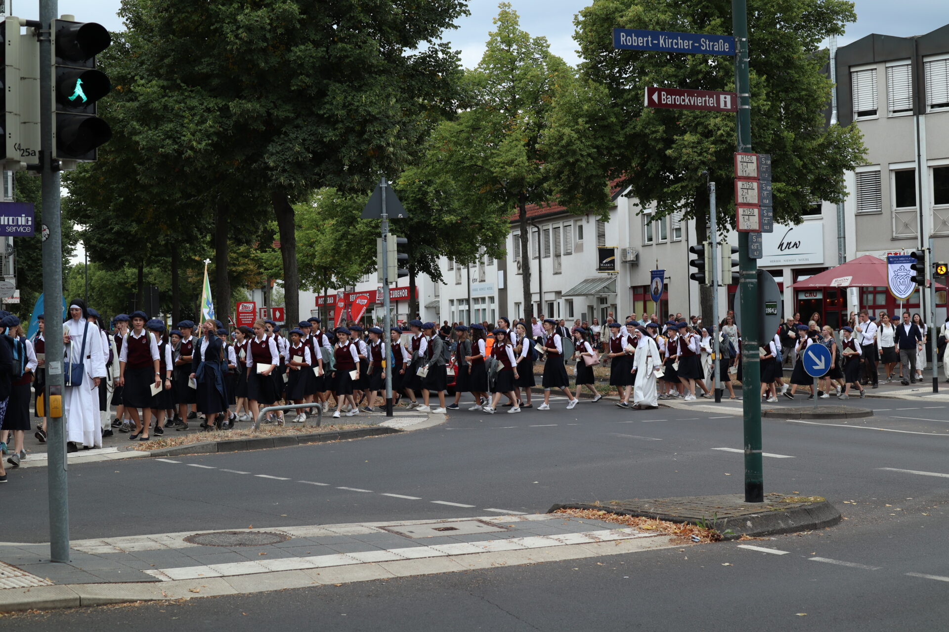 Prozession mit Schülerinnen