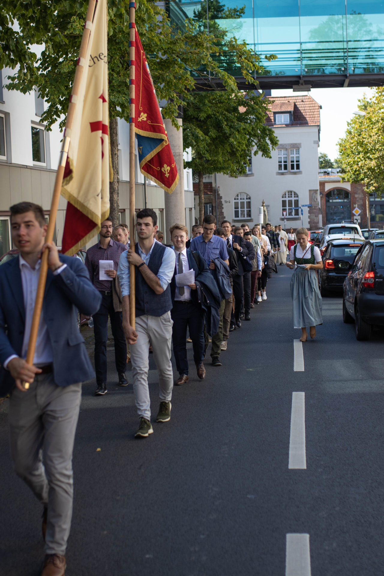 Jugendliche bei Prozession