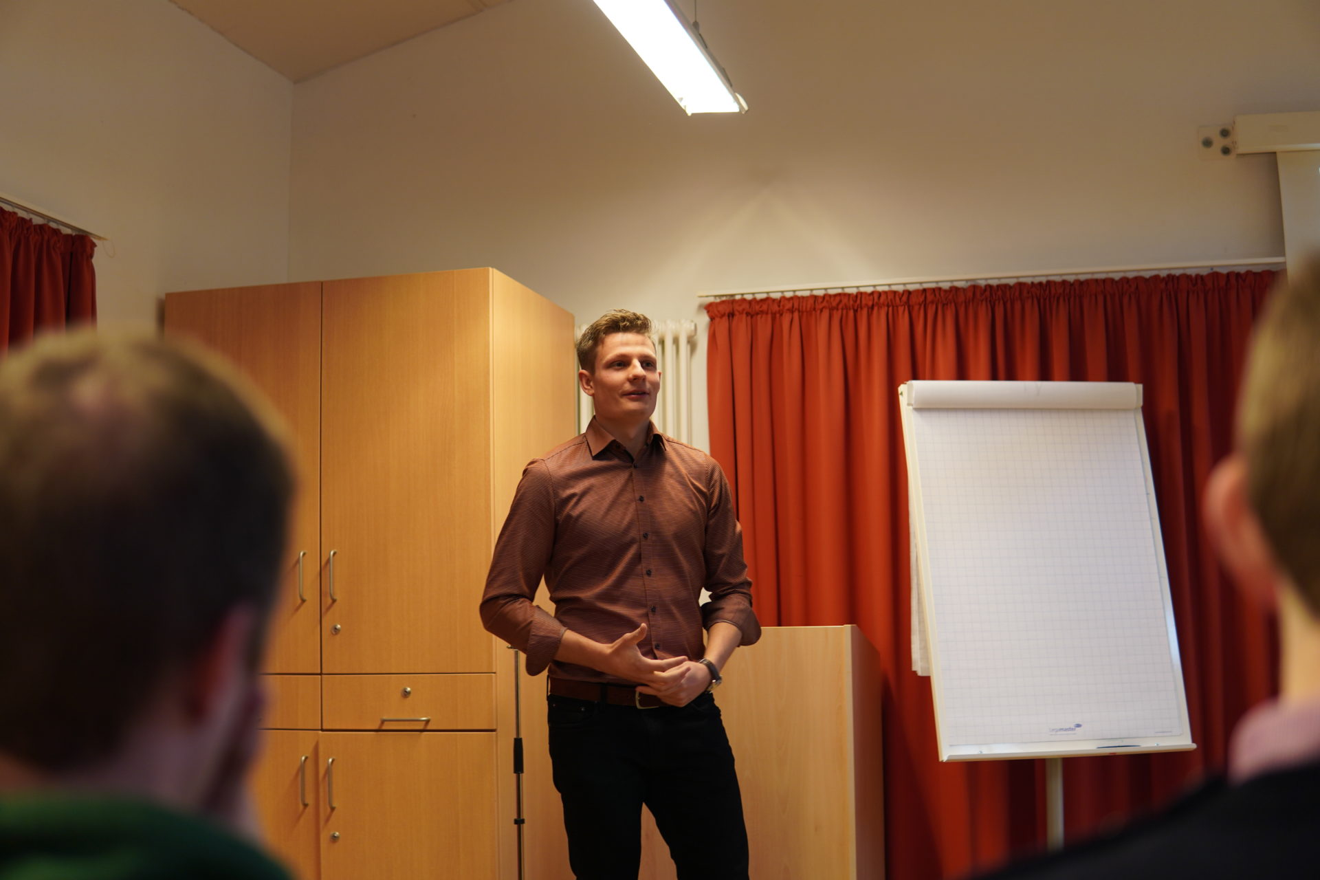 KJBler beim Vortrag