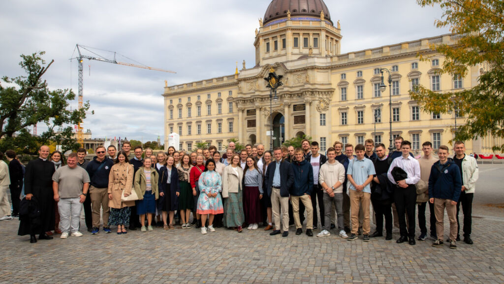 Jugendliche auf einem Gruppenfoto