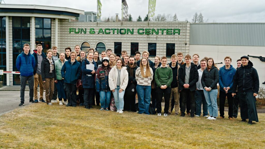 Jugendliche beim Gruppenfoto vor Halle