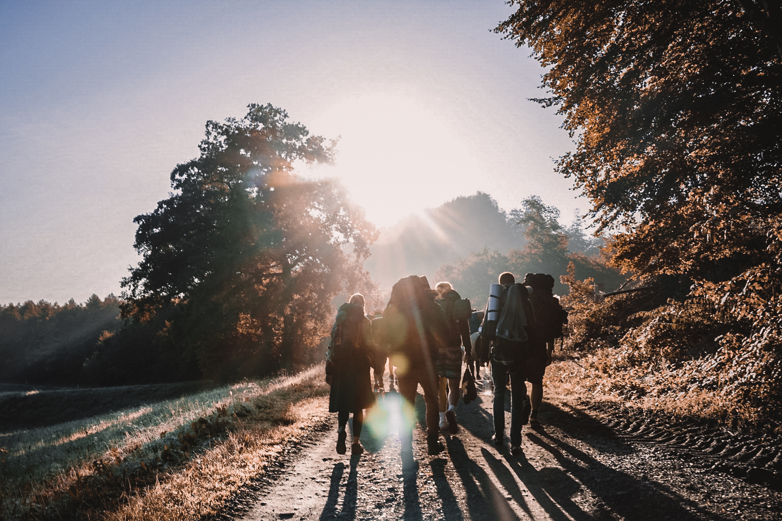 Gruppe wandert in den Sonnenschein