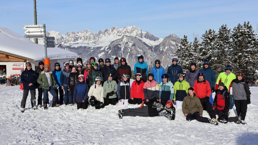 Gruppenfoto von Jugendlichen im Schnee