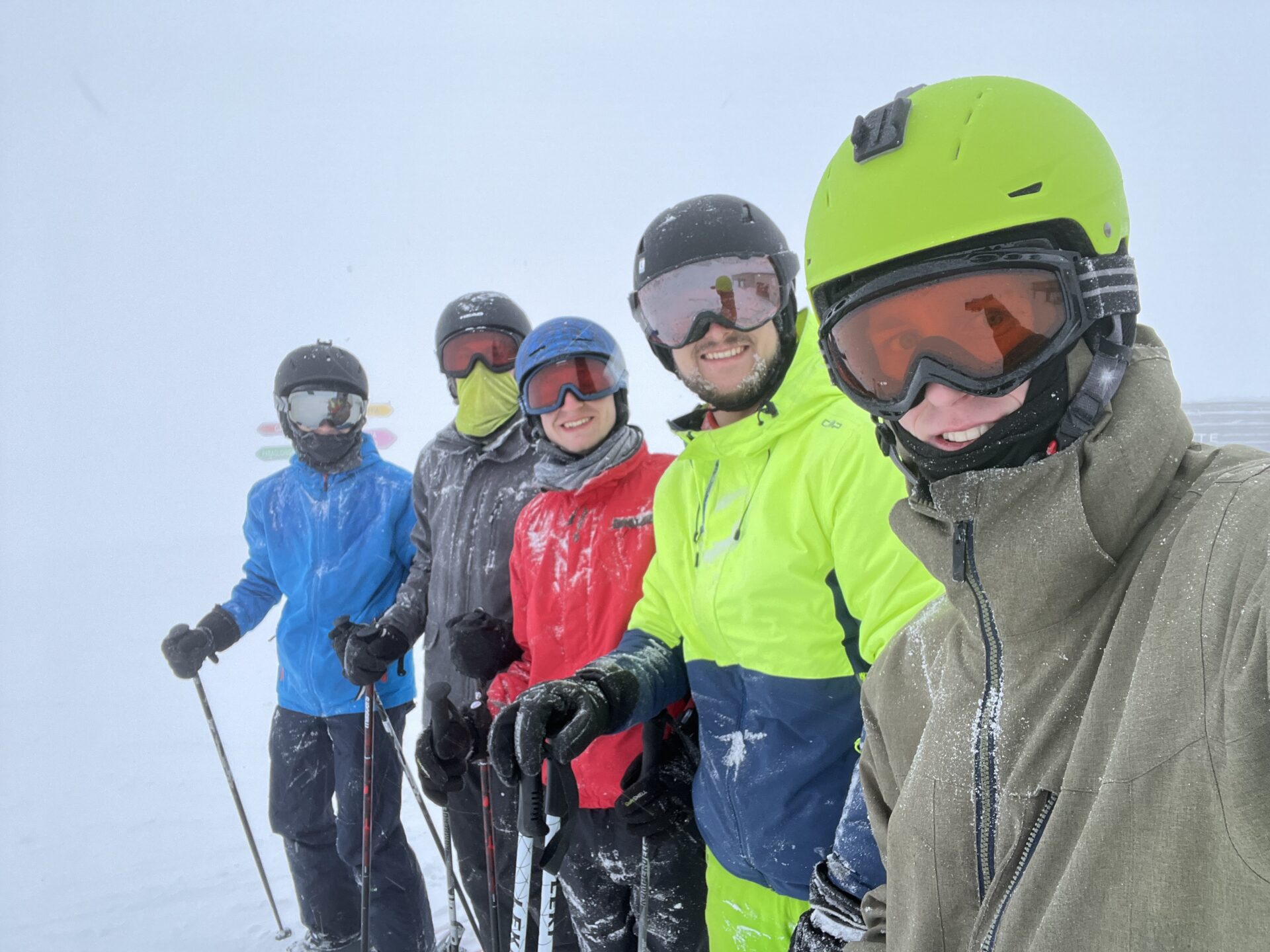 Gruppenfoto von KJBlern am Pistenrand im Schnee