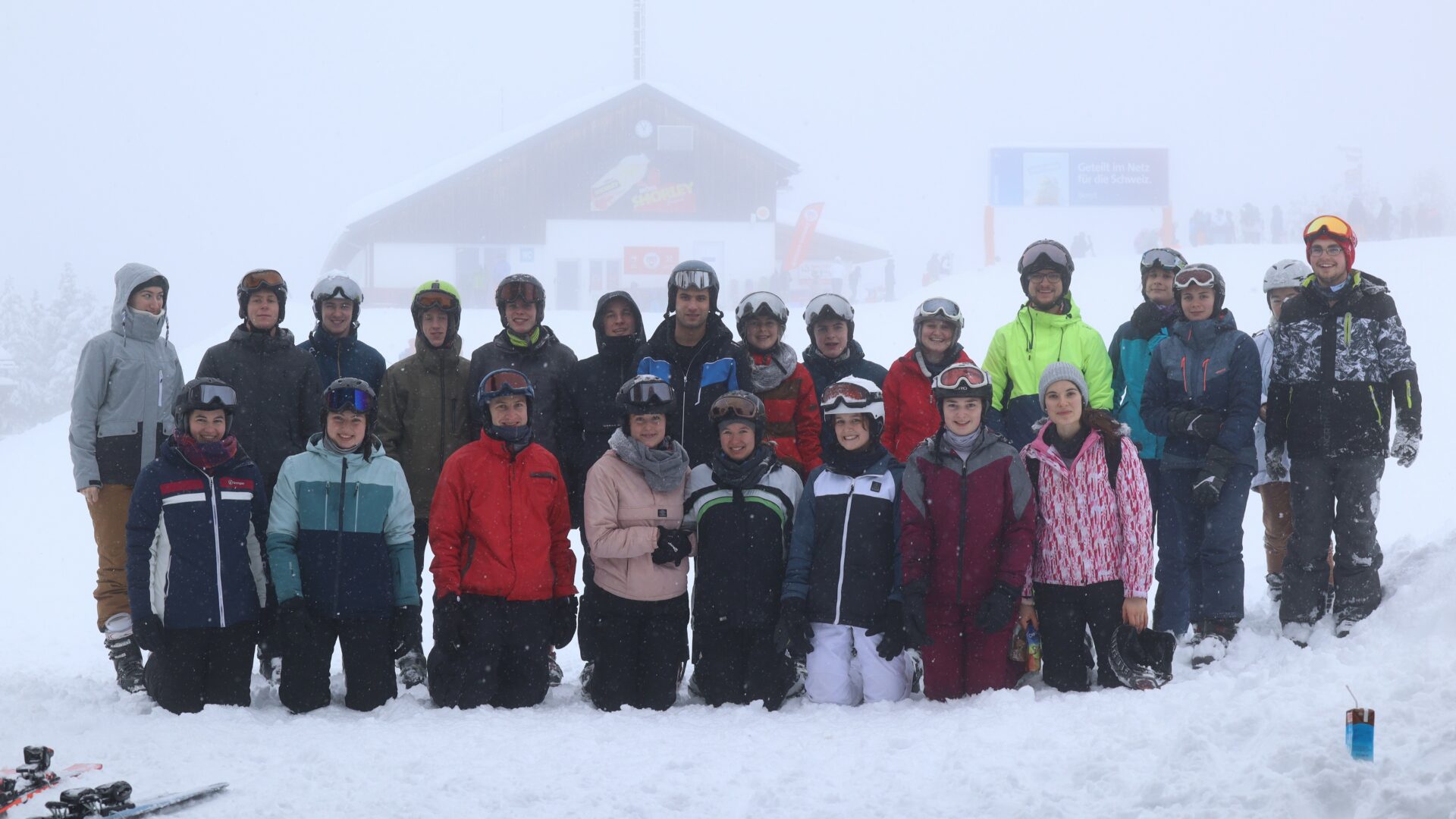 Gruppenfoto von KJBlern am Pistenrand im Schnee