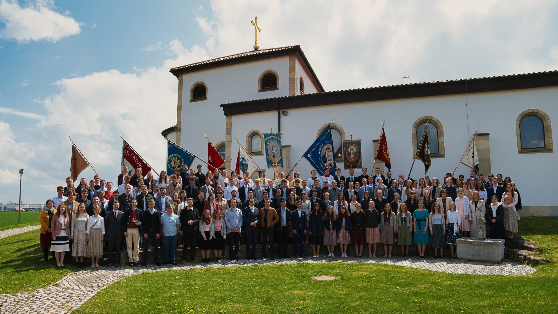 Gruppenfoto vor der Kirche