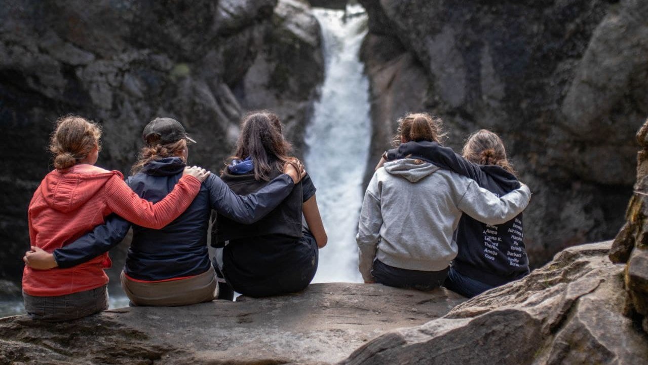 Mädels vor Wasserfall