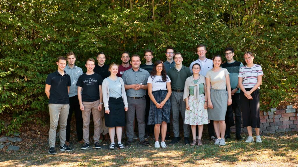 Gruppenfoto vor Mauer