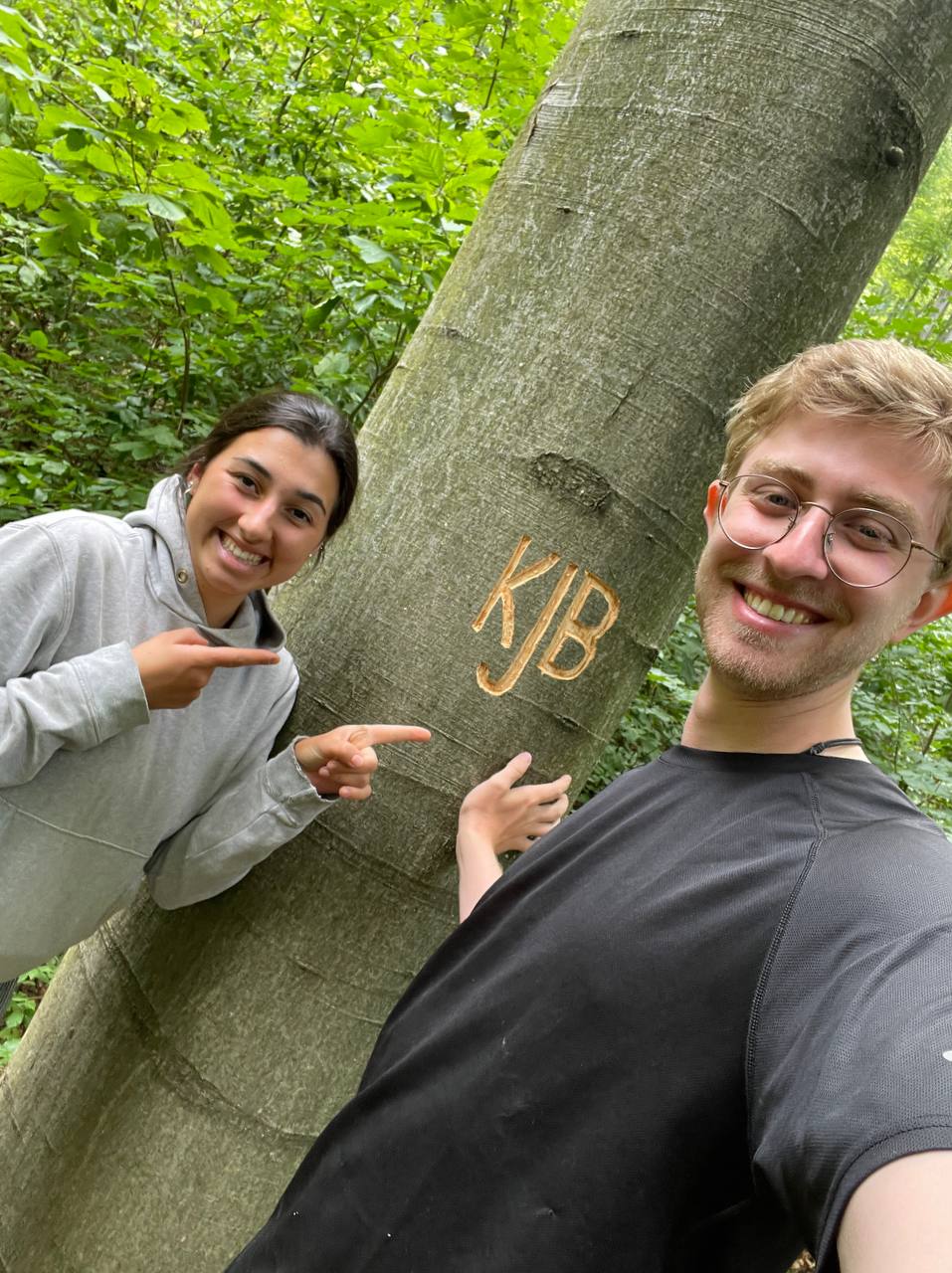 KJBler vor Baum mit Inschrift
