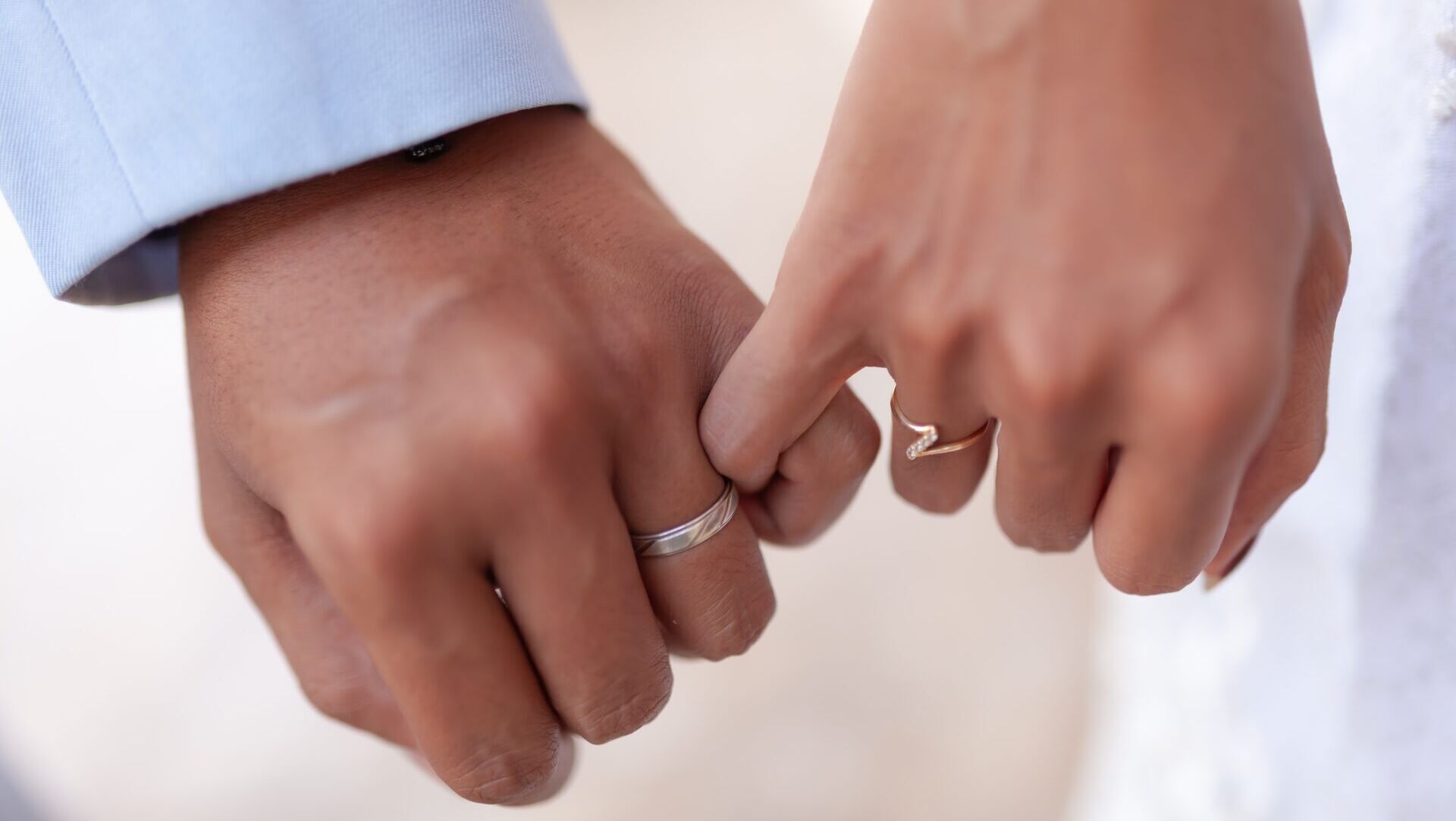 Werbebild 1 – Fit fuer die Ehe Zwei Hände mit Ringen daran